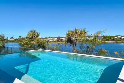 Image de Serenity Lake House - Waterfront Four Bedroom Home