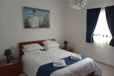 Image de 3 Bed 2 Bath Home with A/Cs and Ample Parking