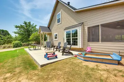 Image de 1/2 Mi to Lake Texoma: Home w/ Fire Pit & Grill!