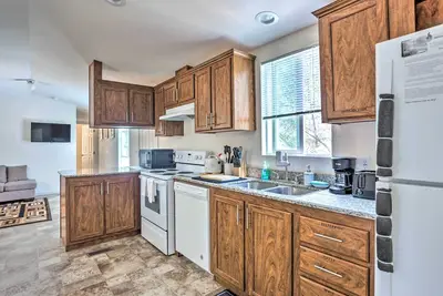Image de Quaint Mariposa Home w/ Private Deck & Yard!