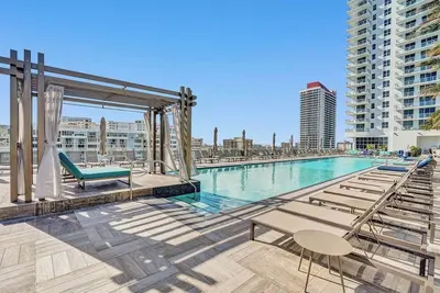 Image de Experience the ultimate in coastal living at H Beach House. Make this apartment your dream vacation!