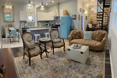 Image de Adorable Downtown Carriage House Cottage