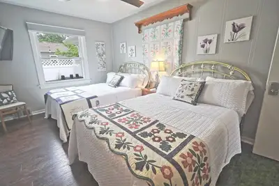 Image de Double Double in Bed & Breakfast - And a Hot Tub!