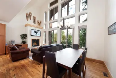 Image de Luxury Ski In/Out Townhome on Creek - Views - Ski in/Out - Hot Tub/Ping Pong