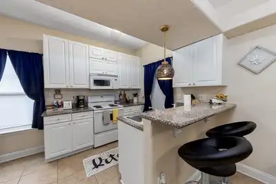 Image de 5 minutes to Cherry point! Family-sized townhouse with fireplace & balcony