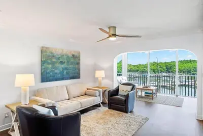 Stunning Bayside Villa w/ Enclosed Lanai, Sleeps 6