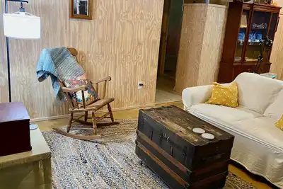 Hip Quiet Mountain Apartment, 15 minutes from Asheville