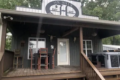 Image de Mr. Hill's Mercantile Cabin with a hot tub