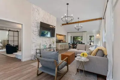 Image de 20 Guest, Lakefront Retreat, Hot Tub, Jet Ski Rental