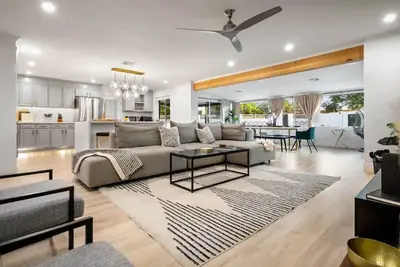 Phoenix Prime Walkable Location, 3/2 Home w/ Pool+ Hot Tub