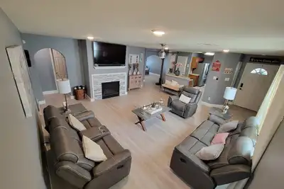 Image de Modern unique 3 bedroom home with indoor fireplace, updated to today standards.