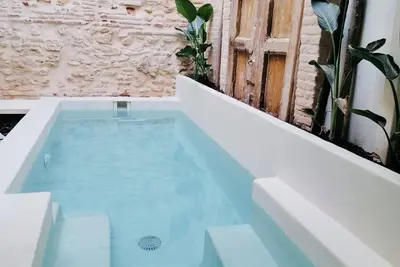 Image de Maison design avec piscine privée près de la mer