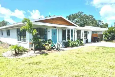 Image de House with Guest Suite near Ami, Img, Heated pool