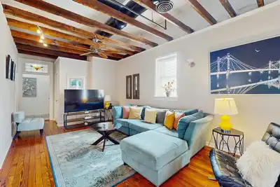 Image de Stunning City Market condo with W/D - walk to shops & dining