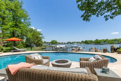 Image de Lakefront dog-friendly home with private outdoor pool, pool spa, dock & grill