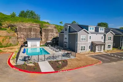 Image de Stylish Branson home with pool, Ac, & no stairs - 5 minutes to Branson strip