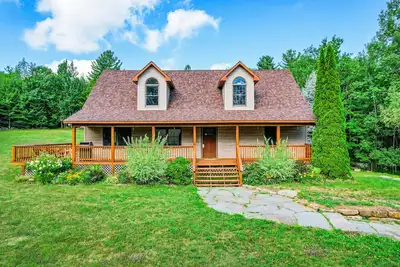 Image de Quiet dog-friendly retreat with large yard, hot tub, deck, grill, foosball & W/D
