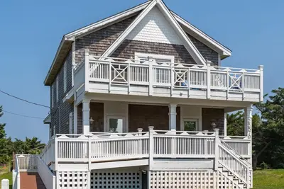 Cozy  Beach House 4br, Hot tub, Pets Ok