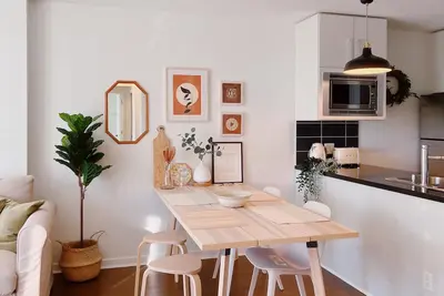 Image de Modern 3bdr/4bds in Dt / Ac / Pool / Gym / Best Location + Parking