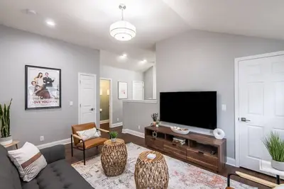 Image de 2br Modern Luxe Unit, Prime East Side Location