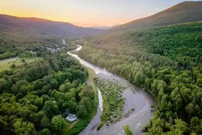 Image de Full Buyout · Scenic Waterfront Property w/ Detached Cottage