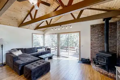 Image de Mountainside home, dog-friendly, with deck, fireplace, washer/dryer, & WiFi