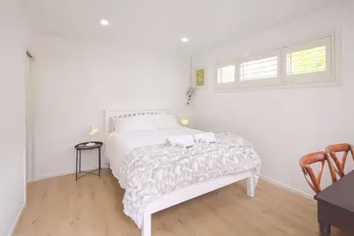 Seymour Sleeps, Deluxe 1 Bed Apartment with Pool