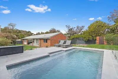 Image de Swim all year round in this electric heated pool, pet friendly coastal location