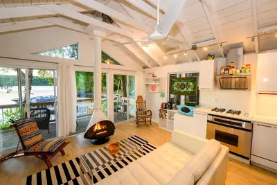 Image de honeymoon cottage all yours, view, lakefront, hot tub