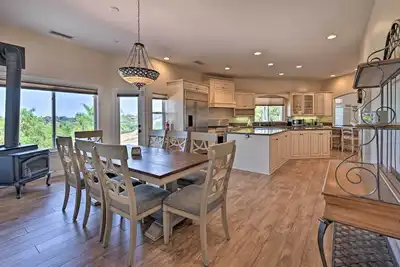 Image de Luxe Vista Getaway w/ Private Pool & Hot Tub!