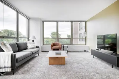 Image de Modern Lakeview 2br w/ Deck, Pool & Gym, nr Lincoln Park, by Blueground