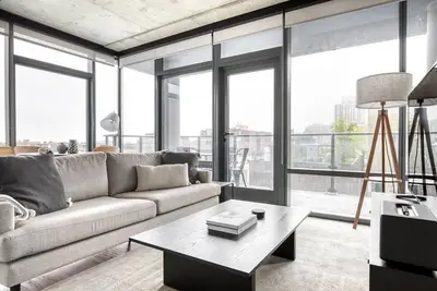 Image de Upscale Lakeview 2br w/ Deck, Pool & Gym, nr Lincoln Park, by Blueground