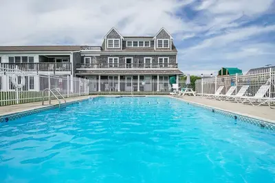 Studio Villa directly across from beach. Sleeps 4