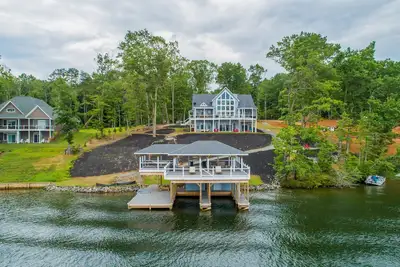 Image de Dog-friendly, lakefront home with boathouse, deck, game room, grill & balcony