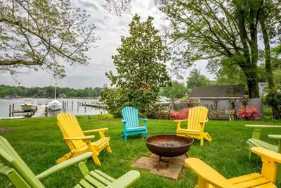 Image de Lakefront home with private dock, deck, hot tub, firepit, Ping-Pong, large yard