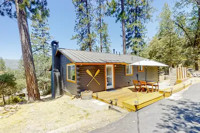 Image de Log cabin near Yosemite and Bass Lake with 2 stand-up paddleboards & fireplace