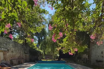 Image de Ancienne Poterie au calme dans parc arboré avec grande piscine
