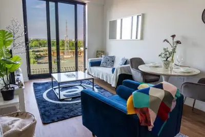 Lavish Luxury City Centre Park Front Apt with Juliet Balcony