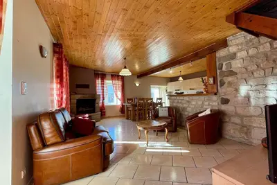 Gîte chaleureux avec cheminée près du Puy-en-Velay, idéal pour familles et séjours professionnels