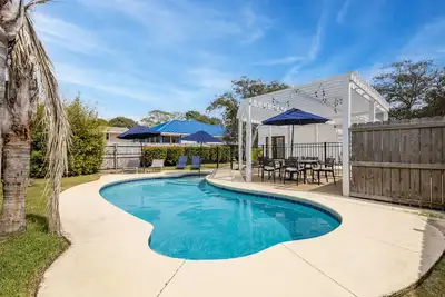 Image de Pelican Retreat by AvantStay | 5 Mins To Beach | Pet Friendly w/ Pool & Bbq!