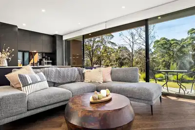 Lithic House stylish and modern with lovely bush setting