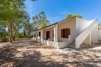 Image de Maison de vacances \"Tenuta La Saracina - Villino 1\" avec vue sur la mer, balcon et climatisation.