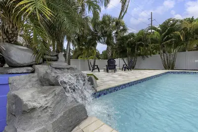 Image de New Modern Home w/ Heated Pool and Resort Backyard - 4 mins to beach
