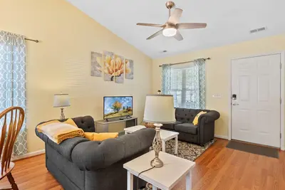 Image de Fenced Yard * Pet Friendly * Walk to Downtown