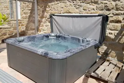 Gîte clos et spacieux, chambres climatisées, Spa, Garage fermé, Plages 5km maxi