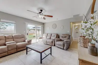 Image de 3 Bedroom (1 King 2 Queen beds) 1 bathroom home with private backyard