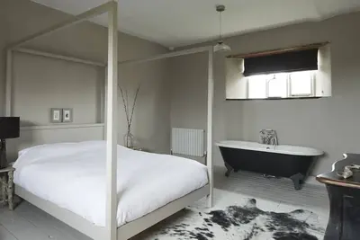 Image de Award-winning, stylish and simple, in a countryside setting near the coast