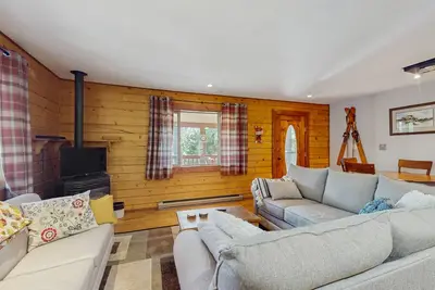Image de Cabin with grill, outdoor dining, & fireplace - drive minutes to hiking