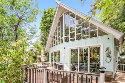 Image de Stunning custom home with treehouse setting, deck & neighborhood beach/boat ramp