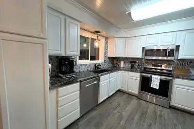 Image de Bright & Cozy 3 Bdr Home Close to Everything!